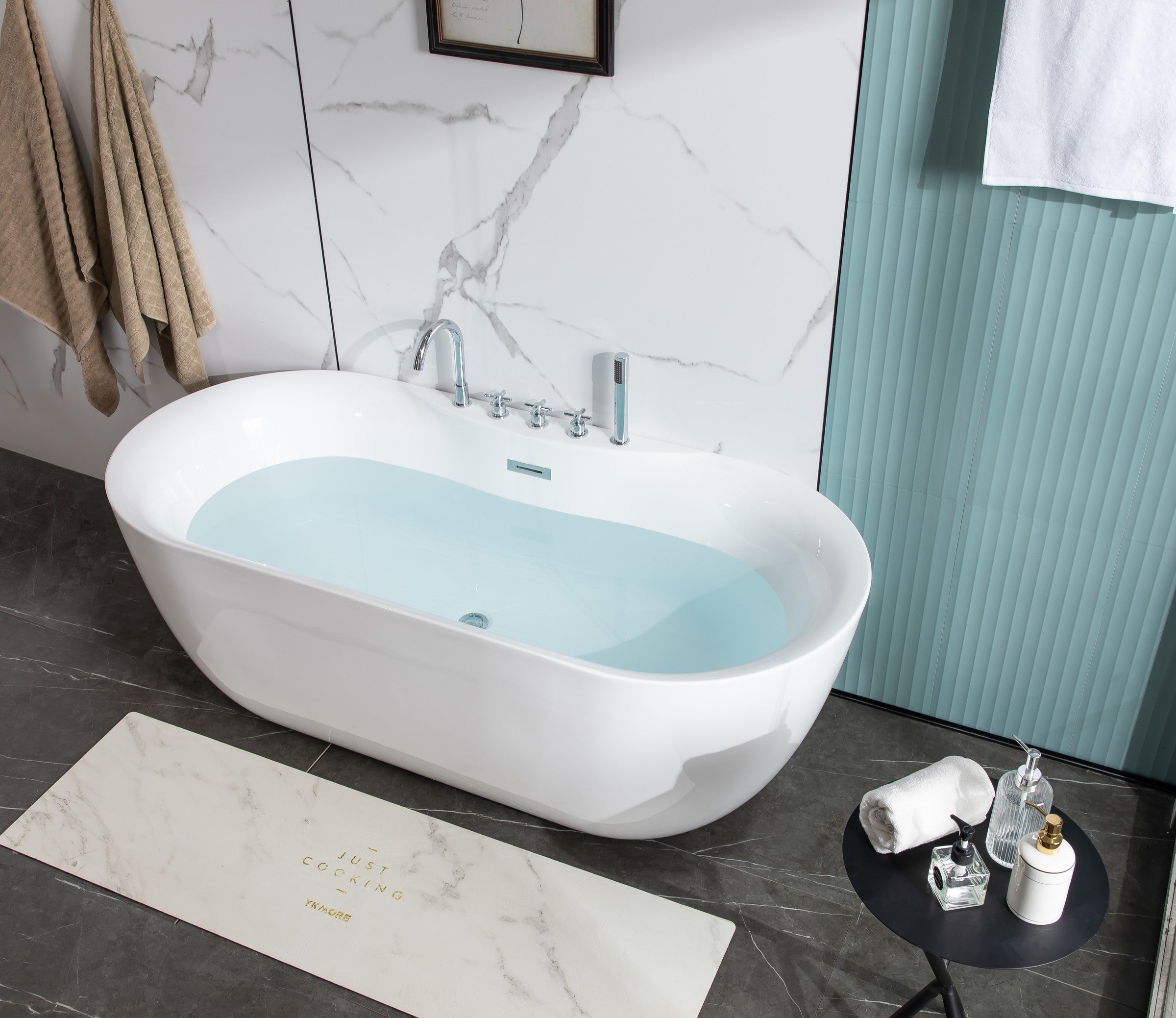 Tina isla RC-2023 con grifería 180x80x60 – foto de fábrica, ambientada con agua