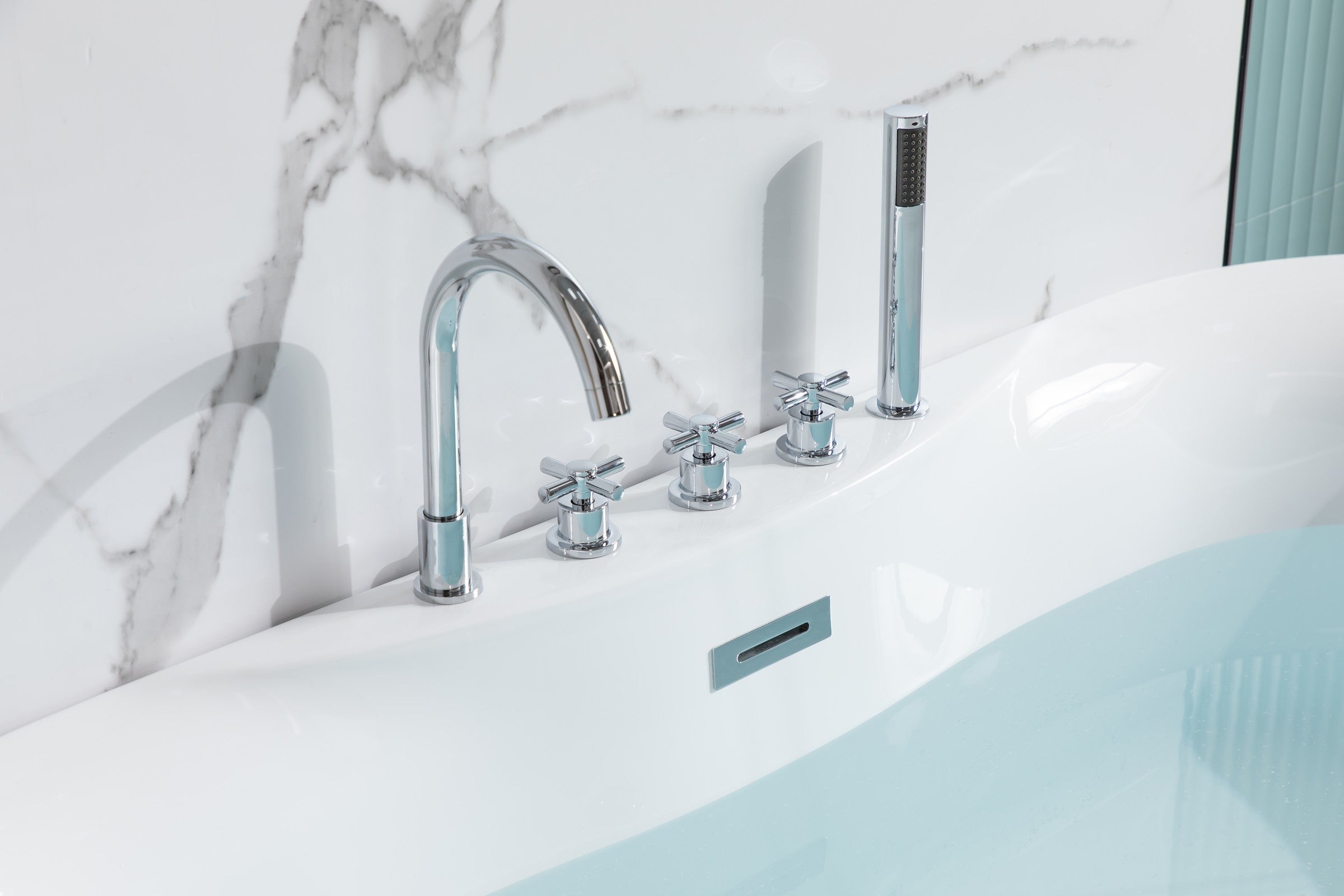 Tina isla RC-2023 con grifería 180x80x60 – foto de fábrica, detalle de grifería